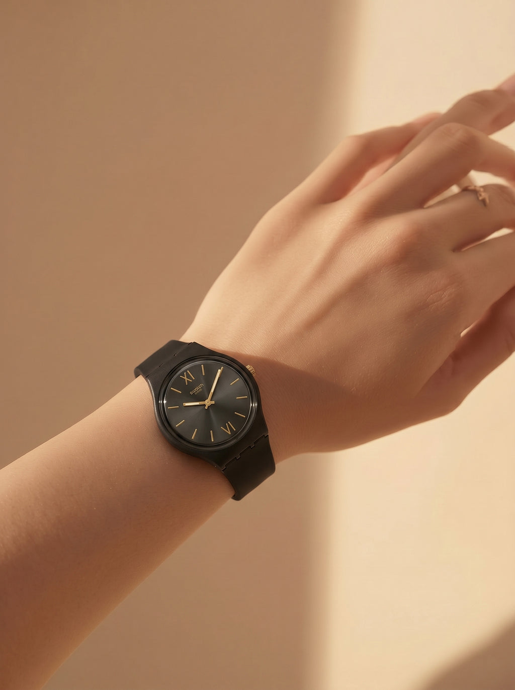 Swatch Midnight Gold – Montre Noire Élégance Dorée