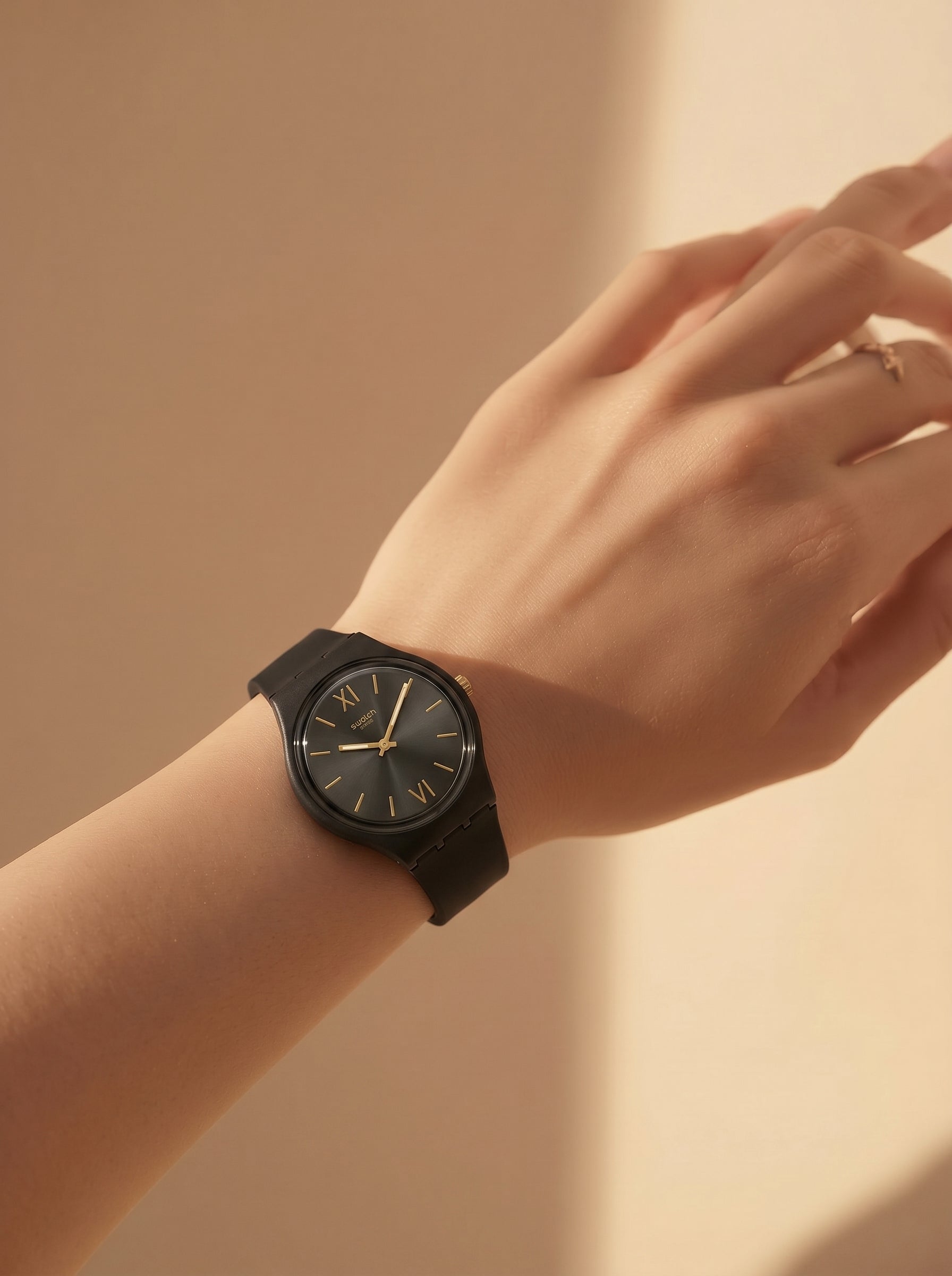 Swatch Midnight Gold – Montre Noire Élégance Dorée