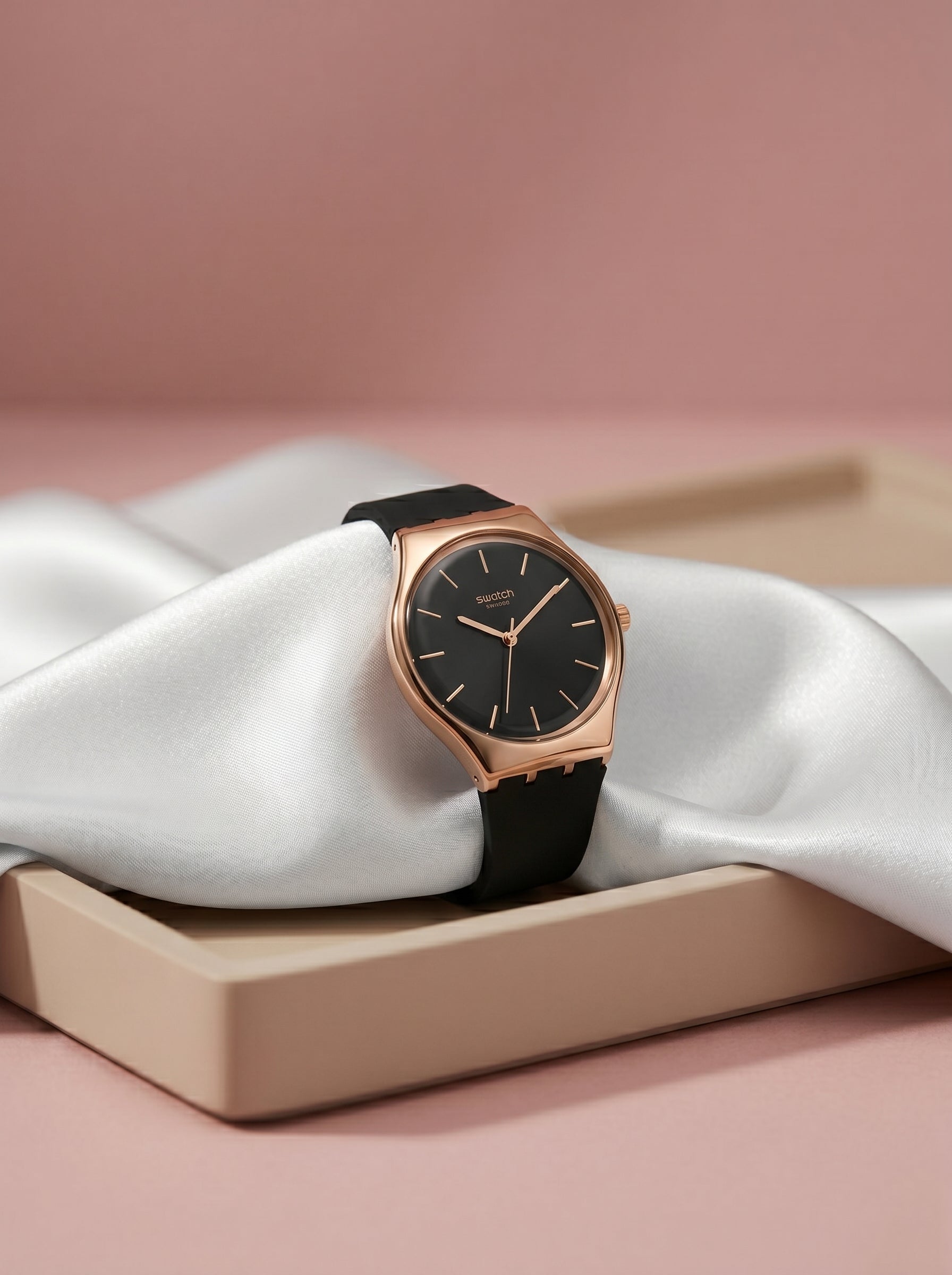 Swatch Rose Midnight – Montre Noire Rose Gold Élégante