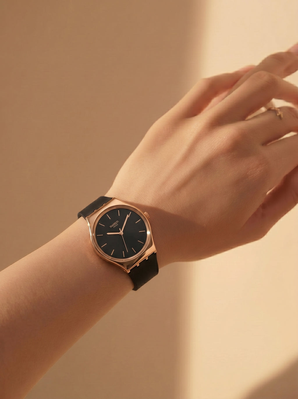 Swatch Rose Midnight – Montre Noire Rose Gold Élégante